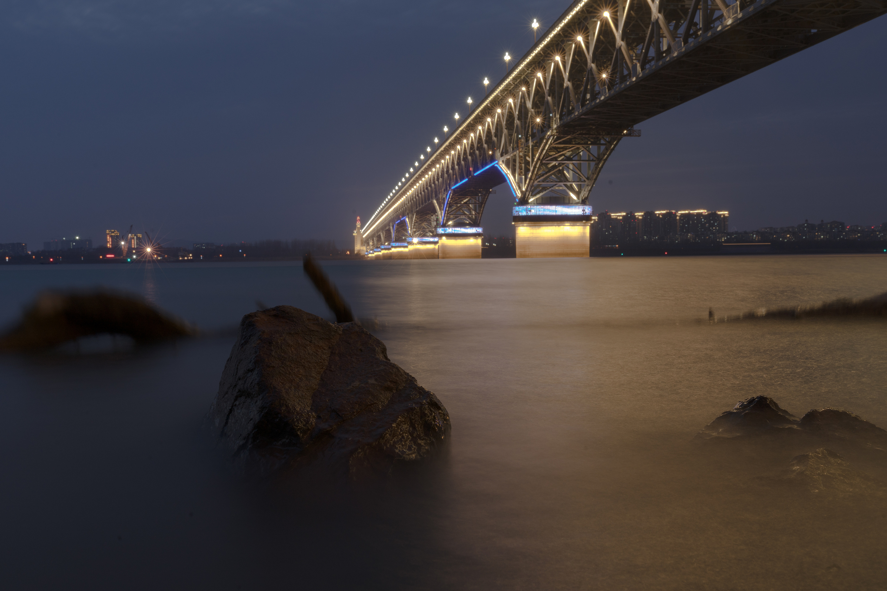 远眺晚霞中的南京大胜关长江大桥摄影图配图高清摄影大图-千库网