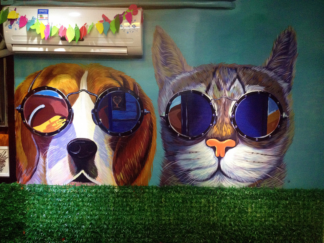 画到墙上的画之神犬小七和阿旺