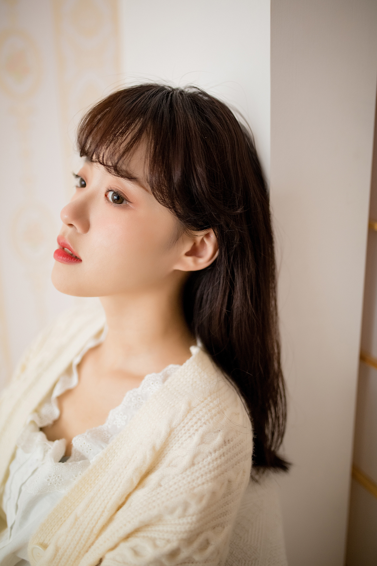 我看着你的脸，轻刷着和弦