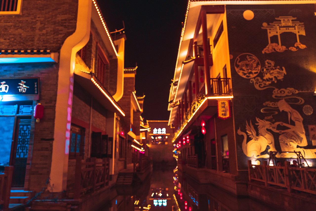 江華瑤族自治縣水口鎮(zhèn)愛情小鎮(zhèn)瑤都水街銅梳廣場(chǎng)夜景（圖ZMTk0NTY4NTY4） - 風(fēng)光攝影 - 站酷設(shè)計(jì)師攝影師少春原創(chuàng)素材 - 站酷ZCOOL