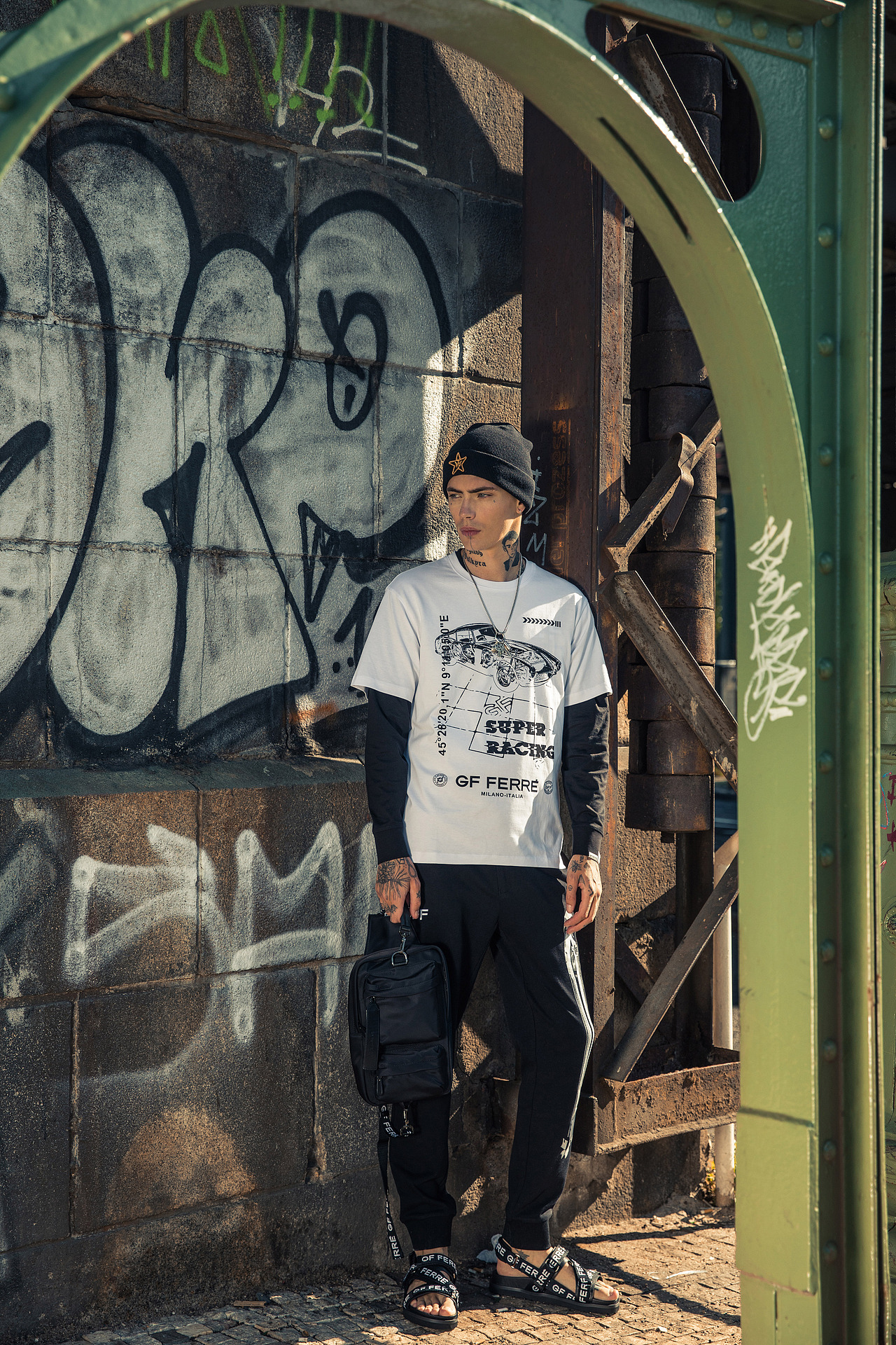 服装拍摄/工业铁桥