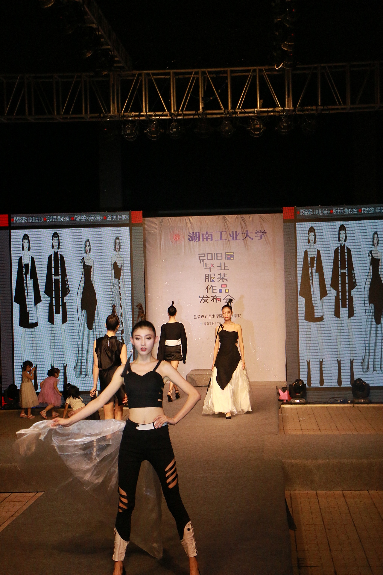 #2018毕业展#湖南工业大学2018届毕业服装作品发布会（图ZMTE4MzA2ODY0） - 人文/纪实摄影 - 站酷设计师梁小样原创素材 - 站酷ZCOOL