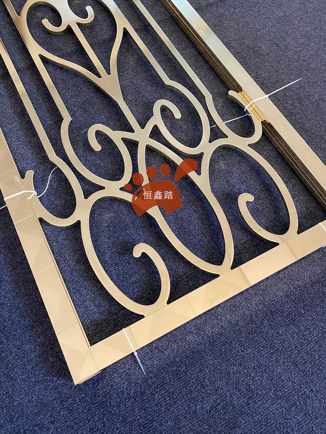 水镀K金铝艺花格，客厅玄关装饰隔断，家装屏风（图ZMjE2NzY2MjU2） - 宣传物料 - 站酷设计师v13531301949原创素材 - 站酷ZCOOL