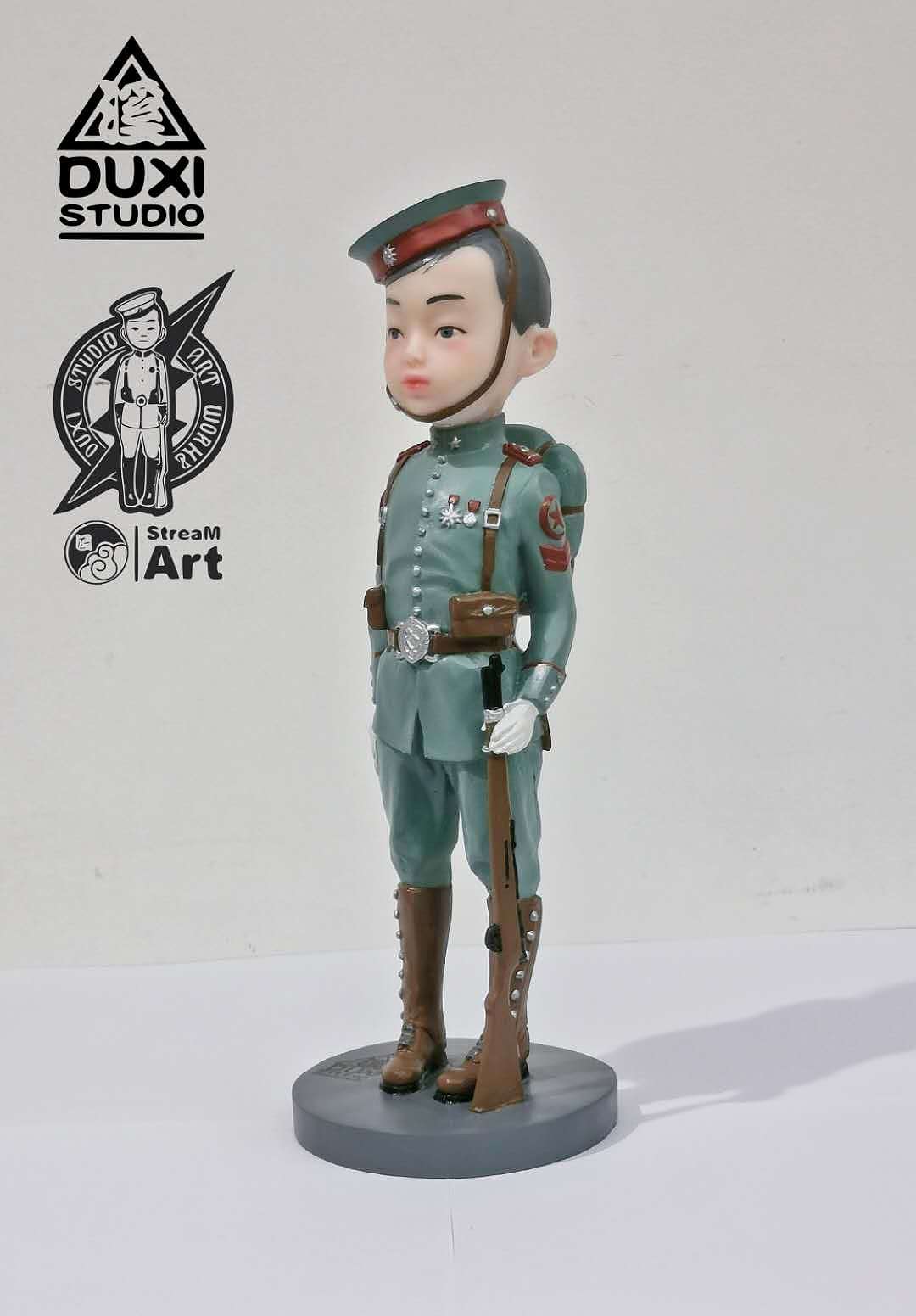 这个系列除了致敬我成长中的男孩梦想之外，我希望把这一份回味寄托在绘画之外的立体作品雕塑上，进而开始拓展到潮玩、服装等领域。
