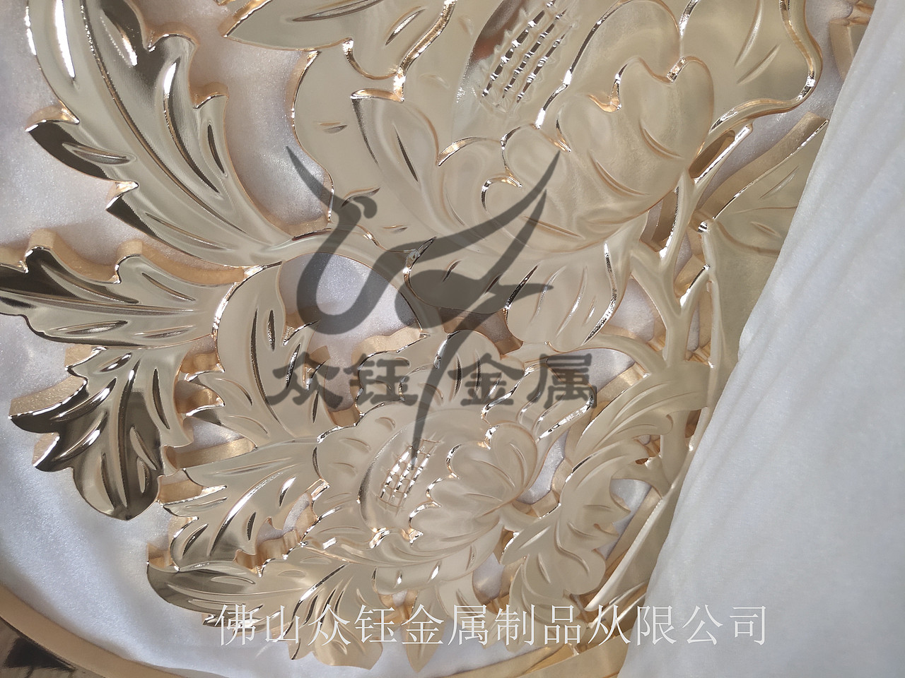 圆形铝艺浮雕壁画镀金艺术屏风隔断定制厂家