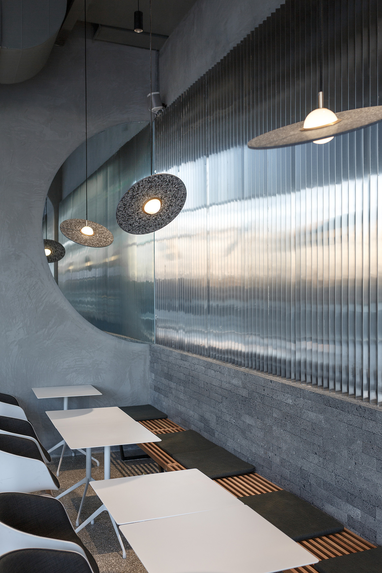 半圆形的镜子与金属组成无限延伸的“通道”