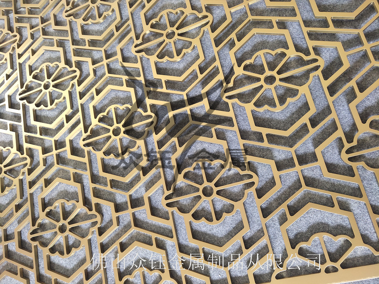 欧美风拉丝钛金铝艺雕刻镂空屏风隔断款式大气