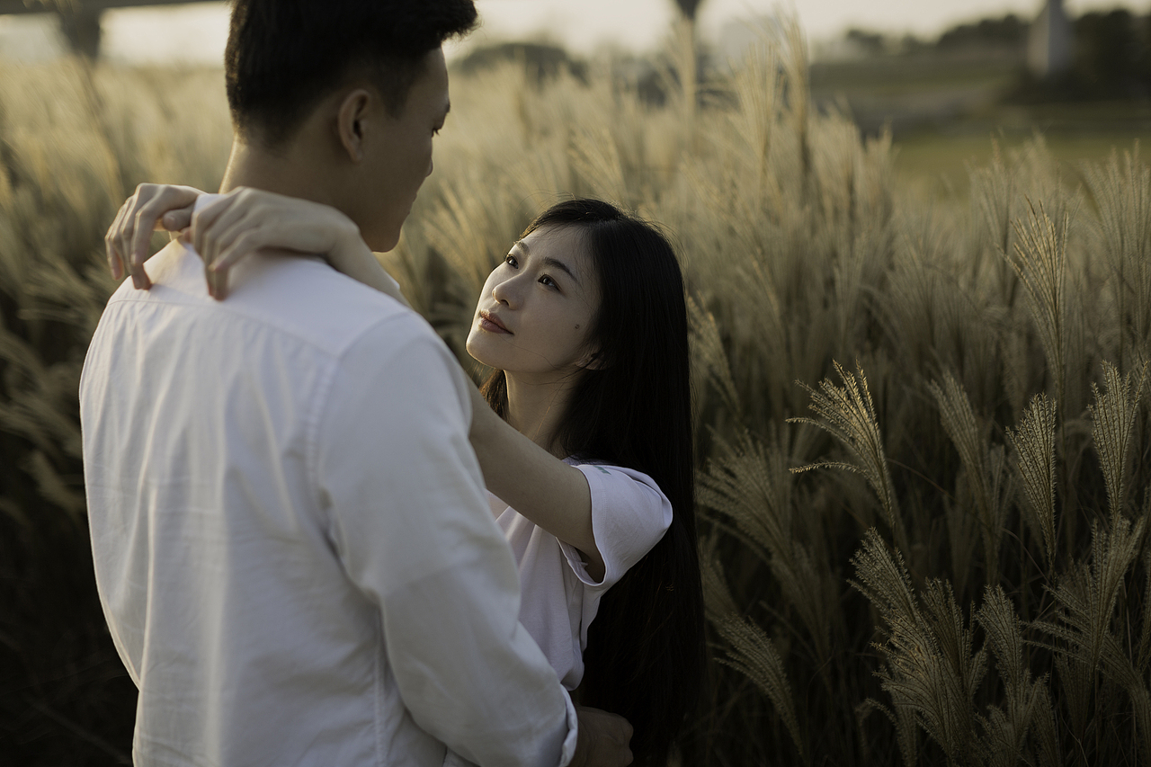 爱意弥漫在芦苇荡的秋风里「深圳情侣写真」（图ZMjg0OTA2NDk2） - 人像摄影 - 站酷设计师摄手座DA原创素材 - 站酷ZCOOL