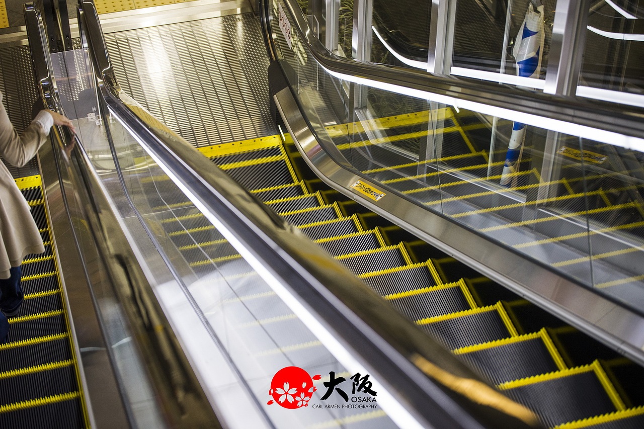 梅田车站附近的一个户外电扶梯.