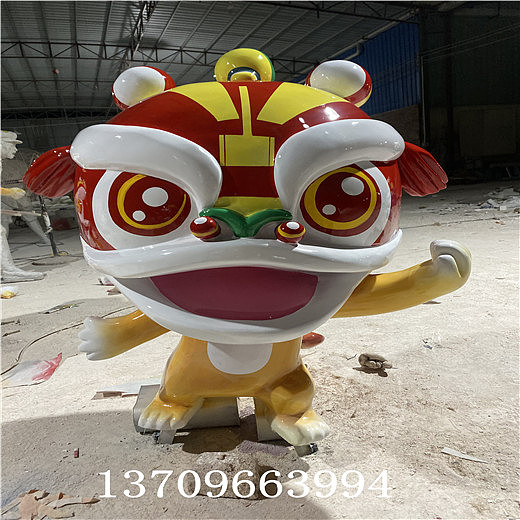 新年舞狮队形象玻璃钢卡通狮子雕塑造型为楼盘装饰