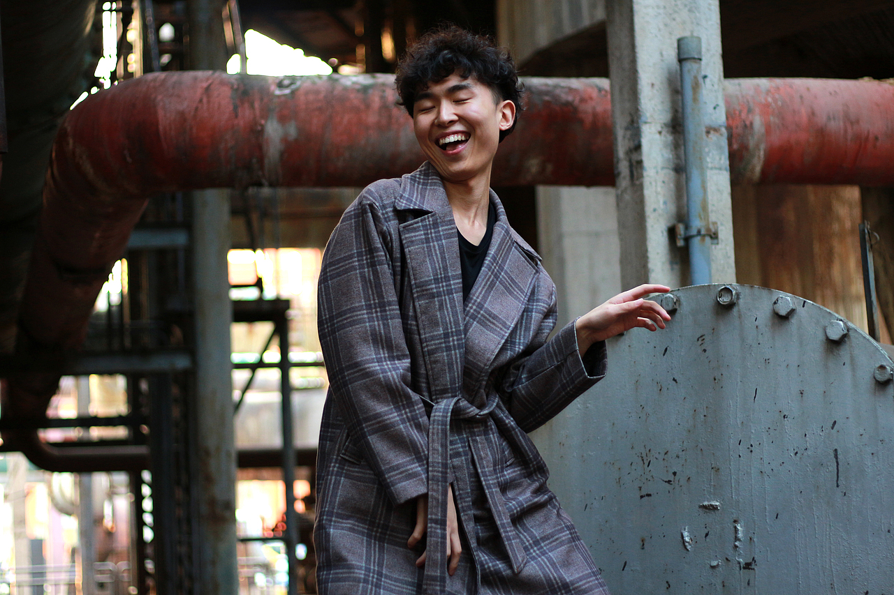 日光倾城而下，时光摆上的印记在身后层层腐朽