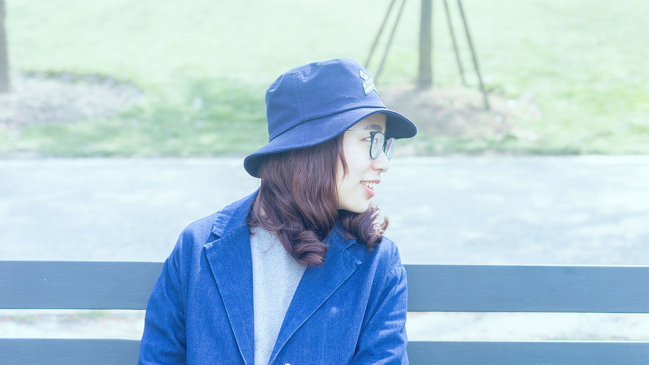 戴蓝色牛仔帽的女孩