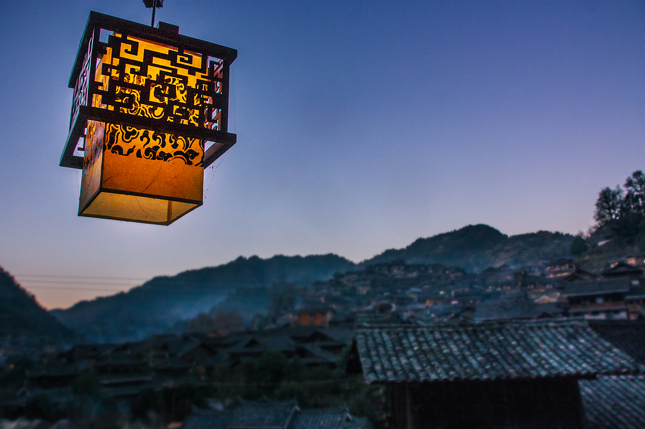 一到傍晚时分,千户人家,近四千盏檐灯一齐点亮,在夜幕下星星点点,非常