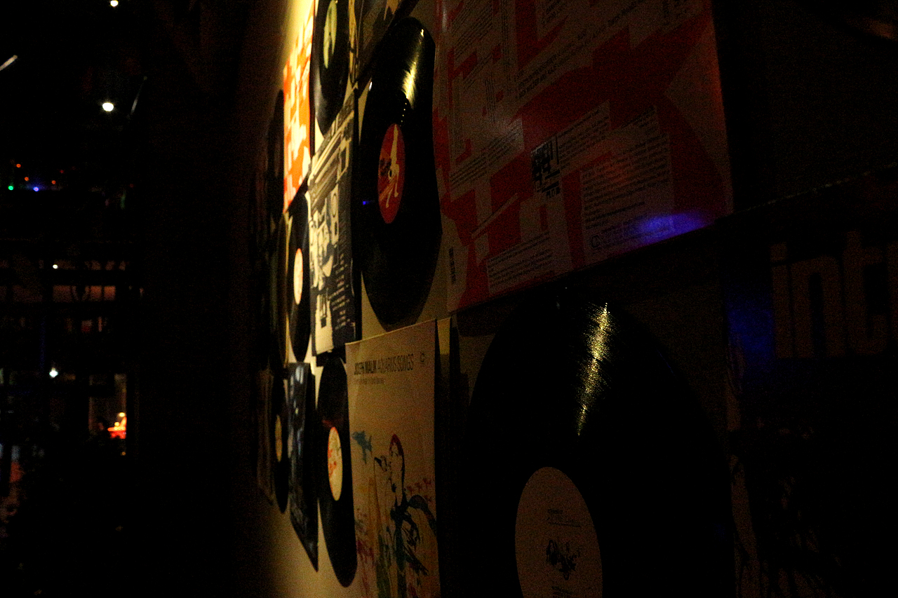 夜晚清吧的角落,喜欢这种喧闹的安静。