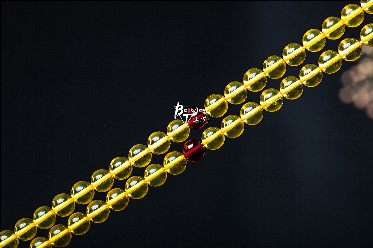 珠宝产品蜜蜡手串108颗拍摄场景图