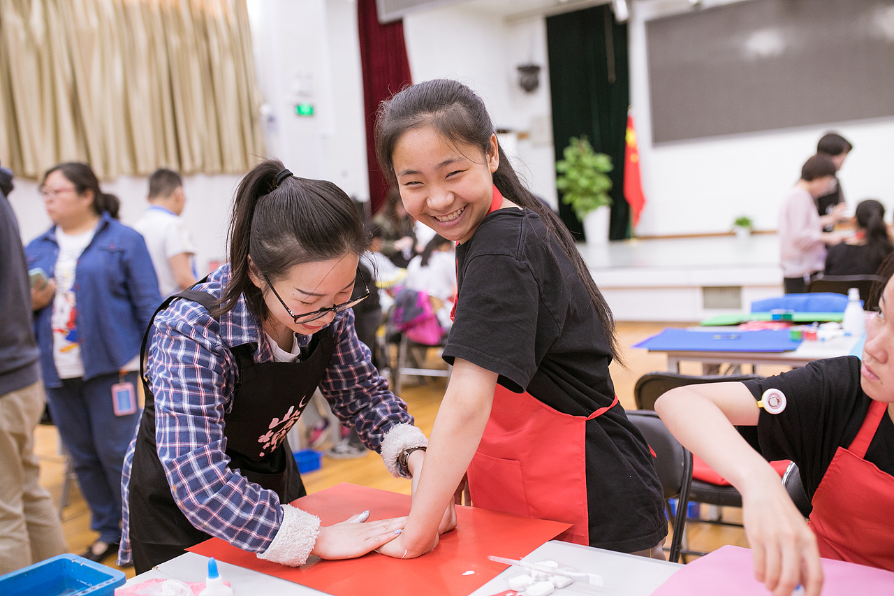 (孩子们以手掌为基础元素作画)
<br><br>段梦文 七年级<br>《看流星》<br>天上的星星落下,<br>不怕,<br>月亮会去救它们。