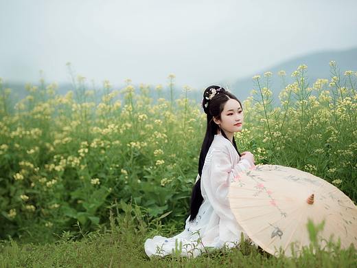 已过春分春欲去。千炬花间，作意留春住。