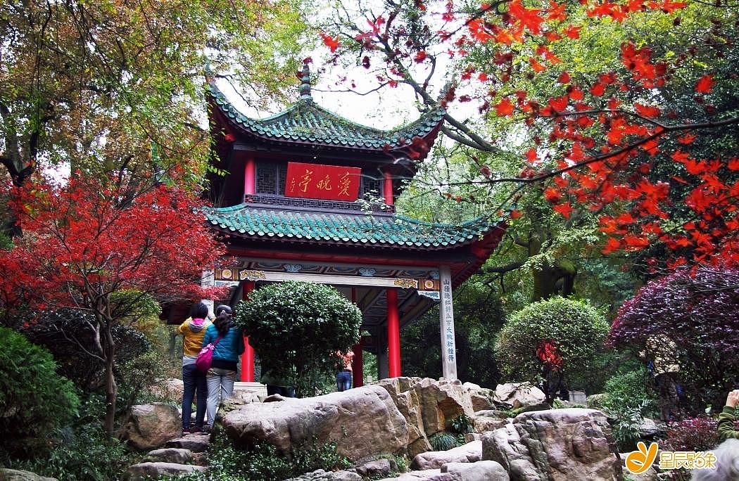 据"停车坐爱枫林晚,霜叶红于二月花"的诗句,更名爱晚亭