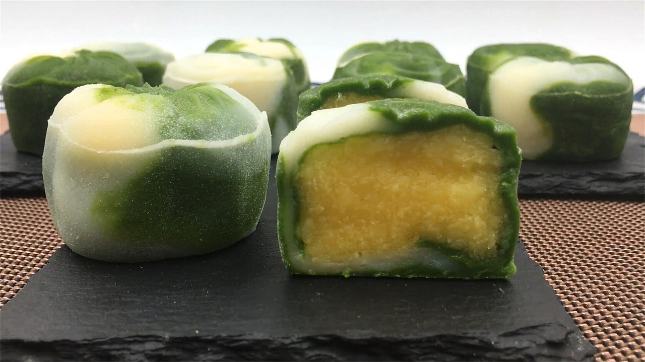 抹茶奶黄冰皮月饼,独特抹茶香气和奶黄甜美味道。