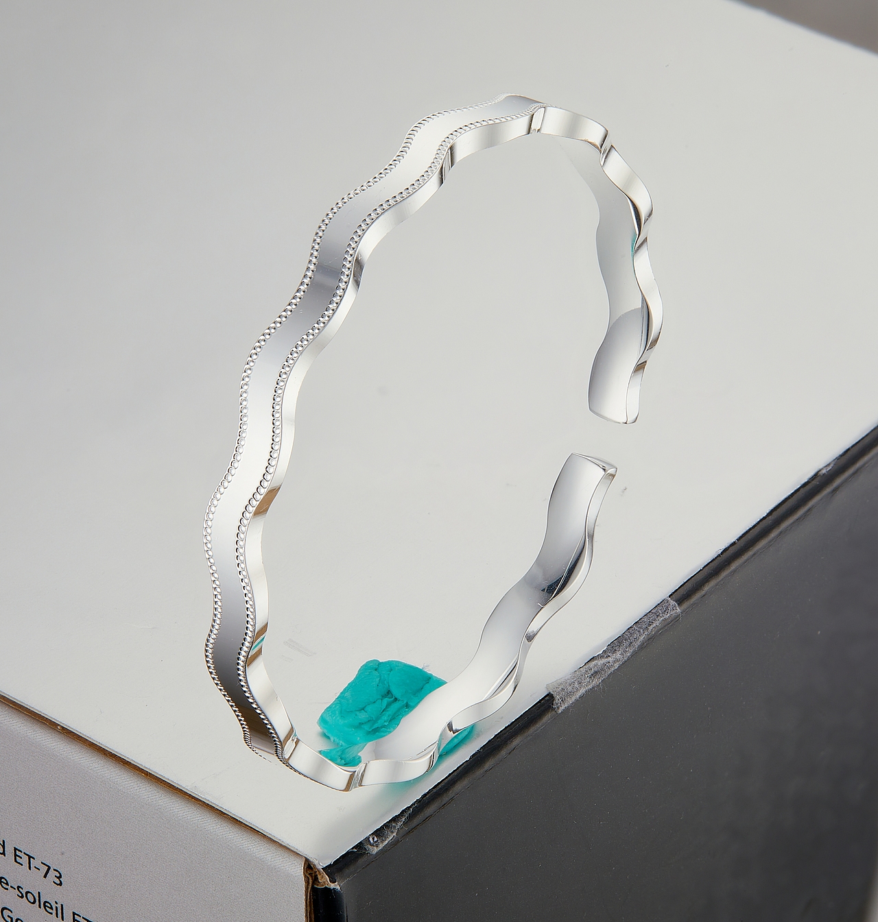 近期白底银手镯