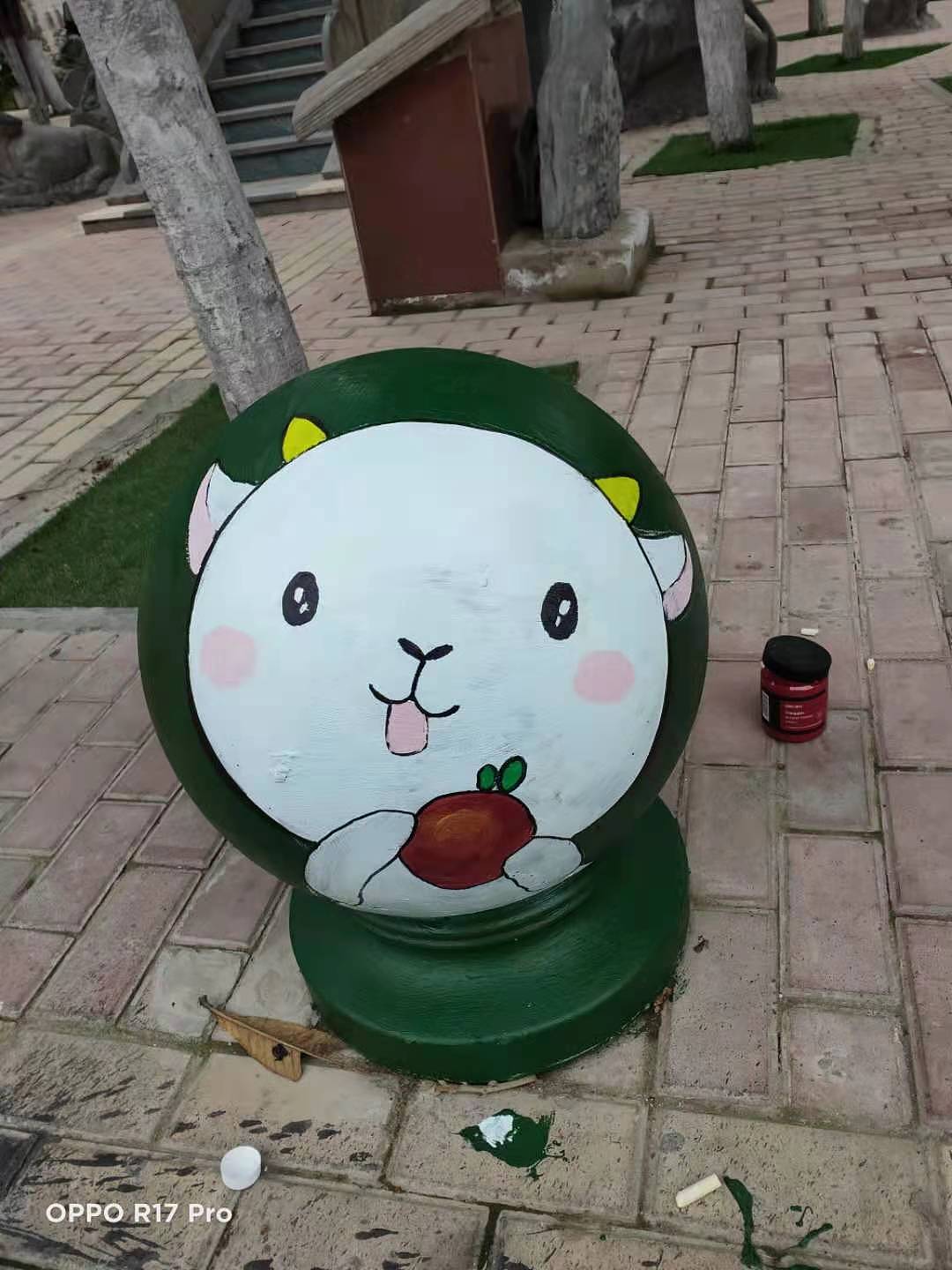 彩绘石球石墩路障手绘画圆球绘画路障挡车石壁画球彩绘