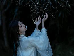 來日倚窗前，寒梅著花未