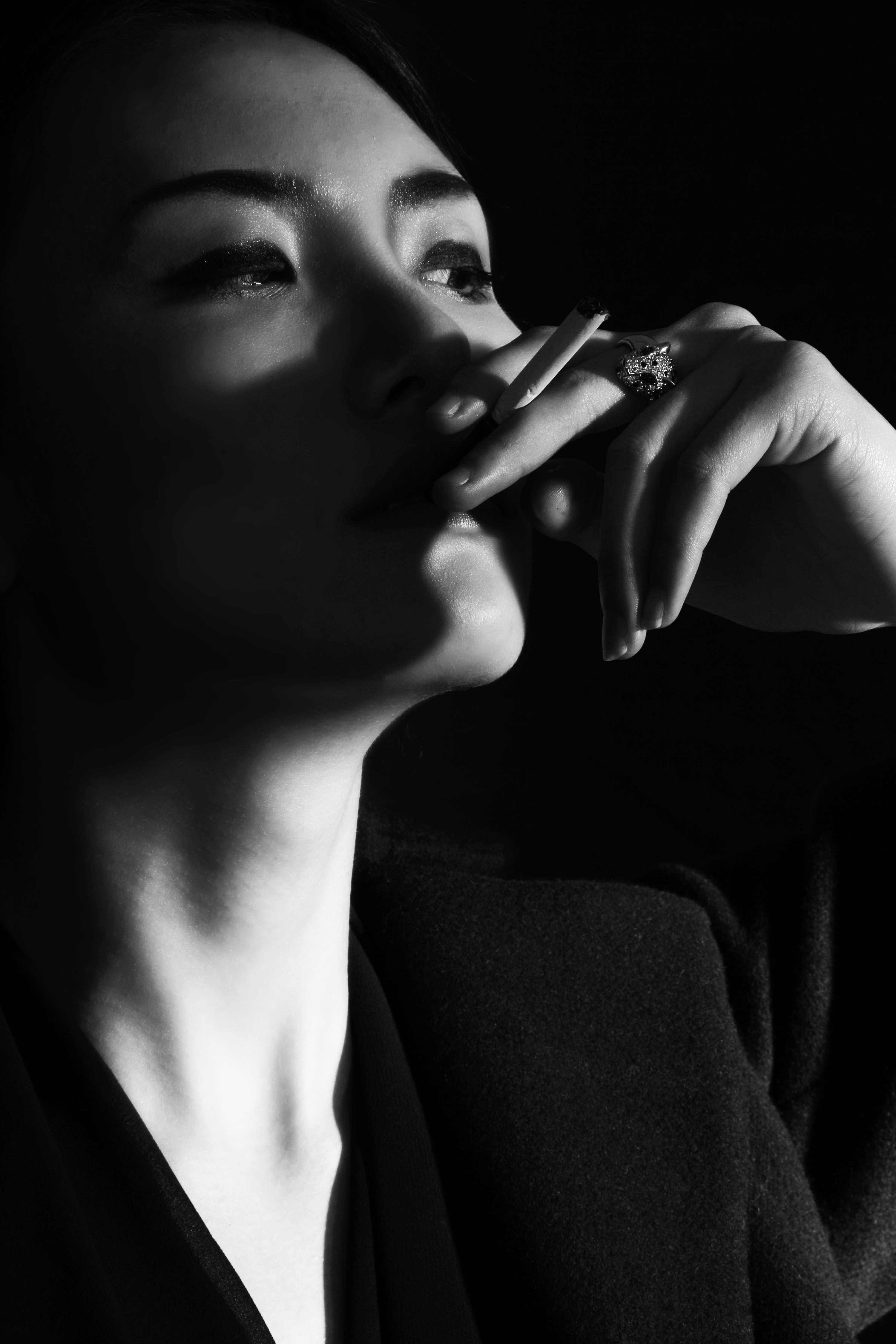 荷兰超模丽安·范·龙佩，时尚针织品黑白摄影-搜狐大视野-搜狐新闻