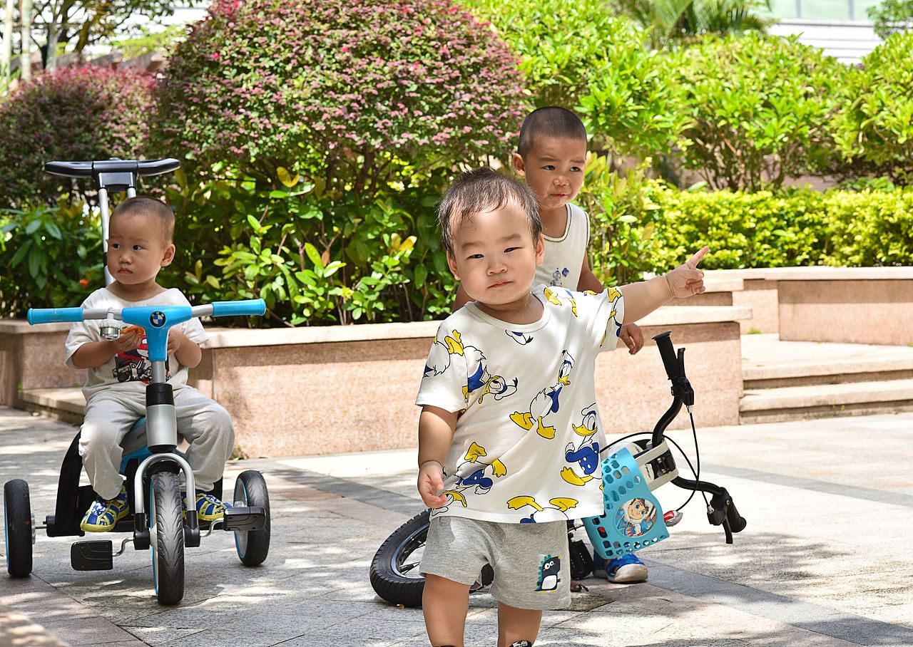 周末遛娃（圖ZMjIwOTg2MDUy） - 人像攝影 - 站酷設(shè)計(jì)師一名執(zhí)事原創(chuàng)素材 - 站酷ZCOOL