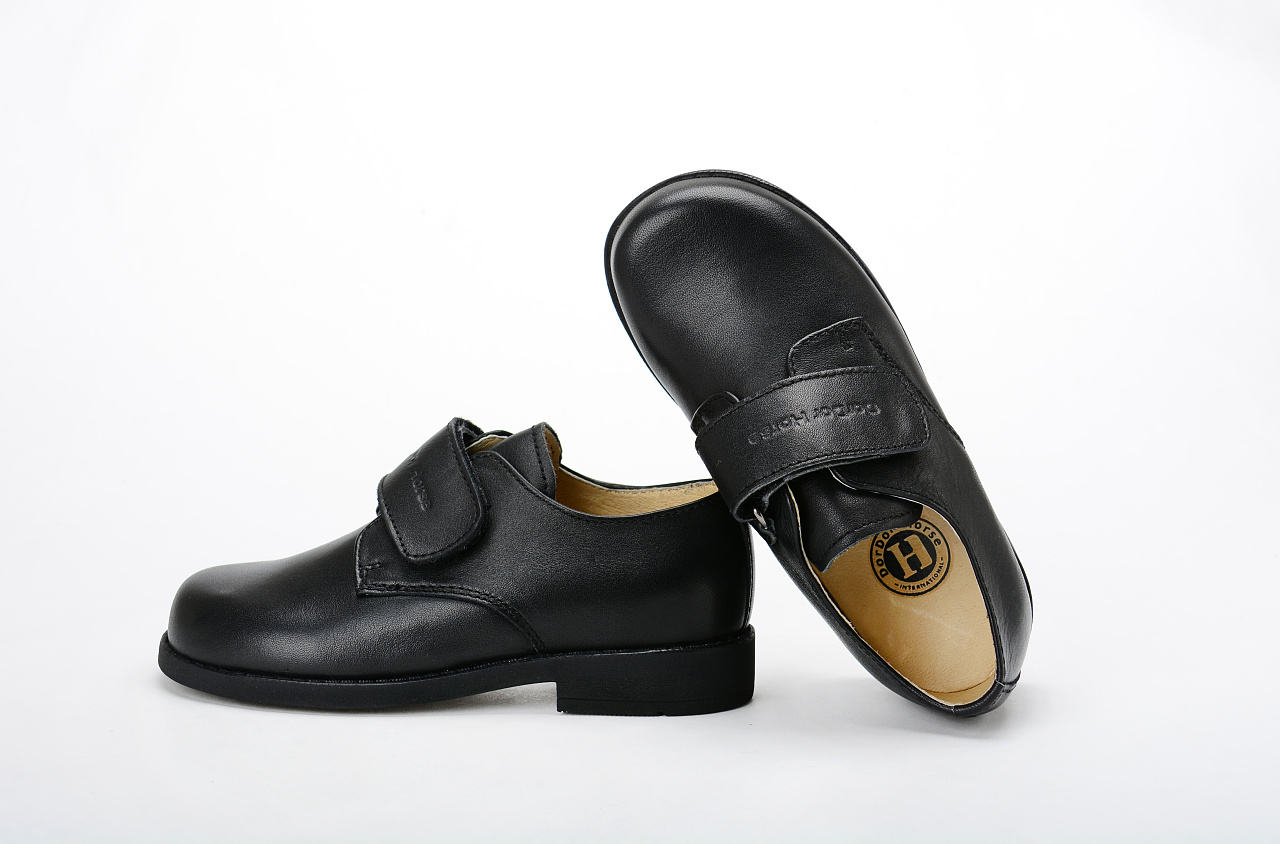 样品儿童皮鞋白底拍摄