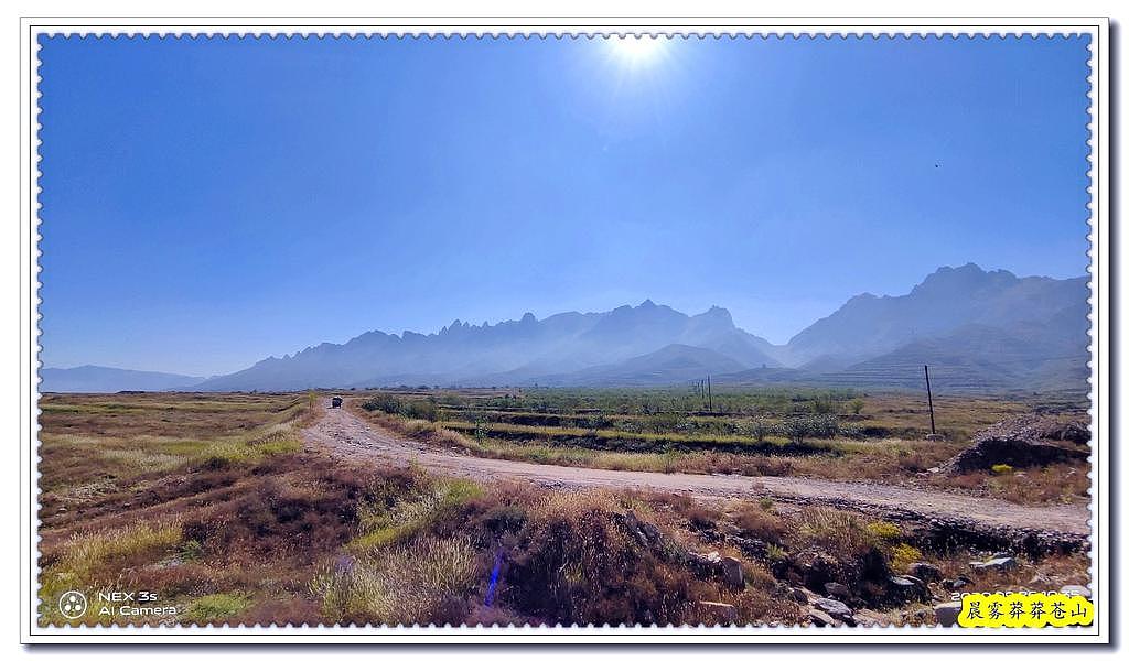 晨雾中莽莽苍山