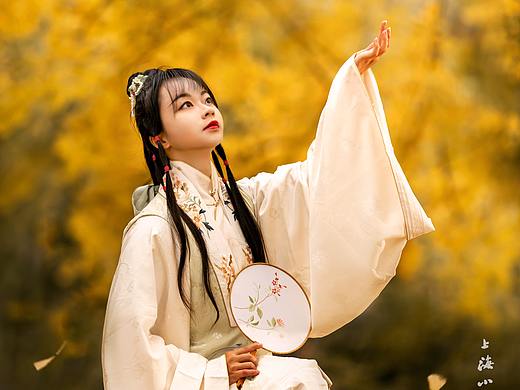 花飞花谢花满天,红消香断有谁怜