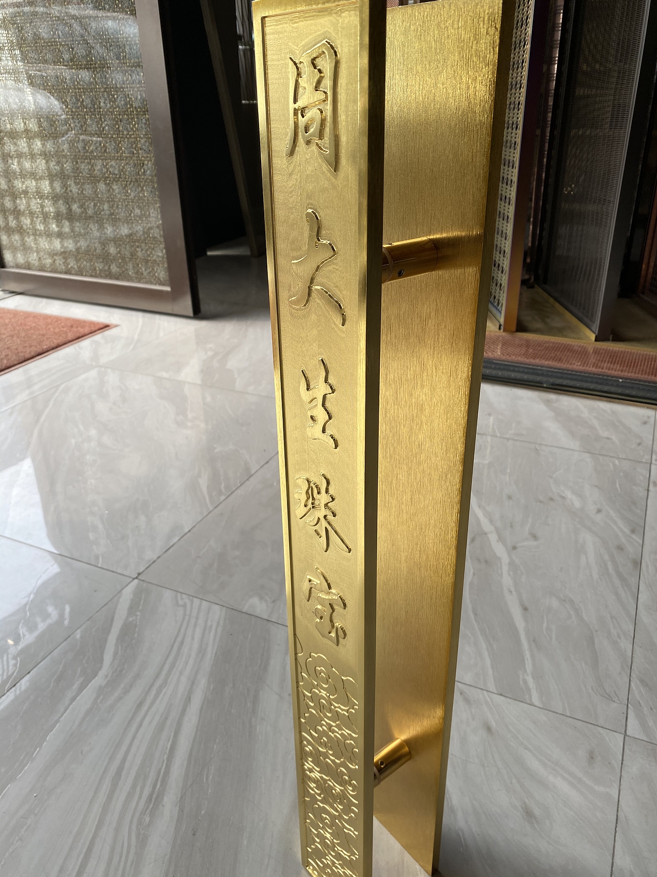 设计师原创大气奢华的铝板浮雕珠宝大门拉手