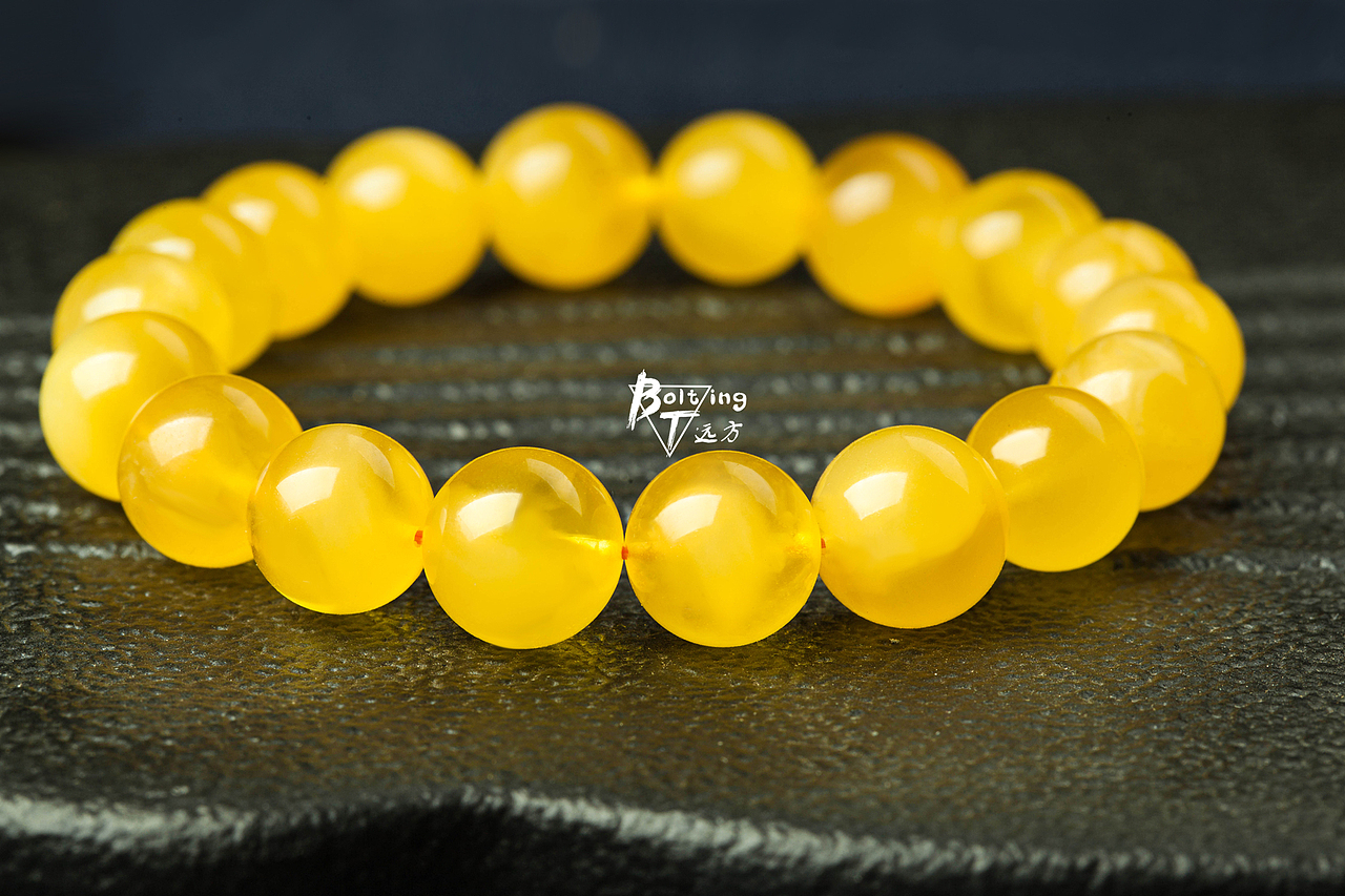 珠宝产品蜜蜡手串108颗拍摄场景图