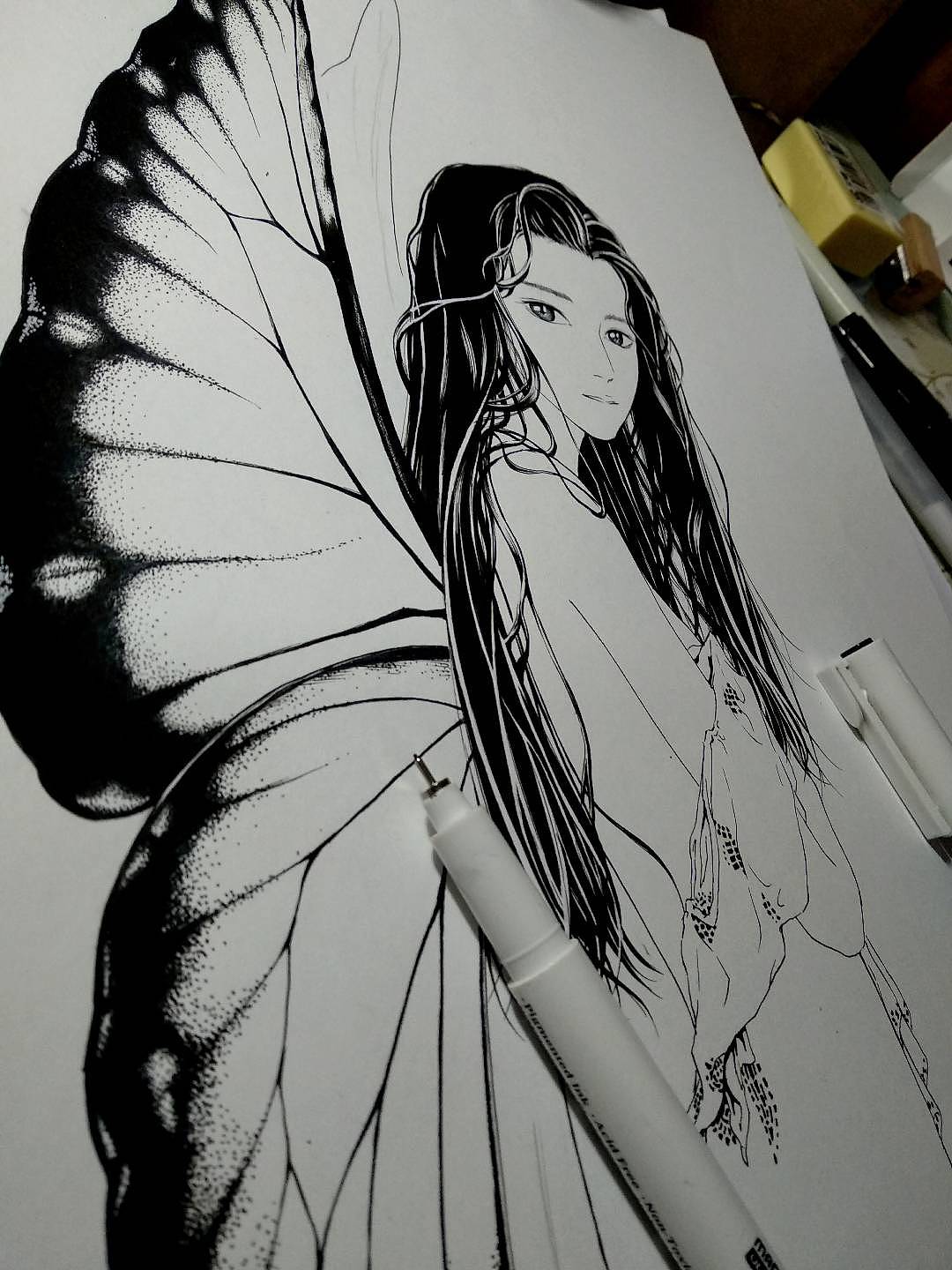 工具有针管笔、蘸水笔、彩铅和马克笔,用到排线跟点绘