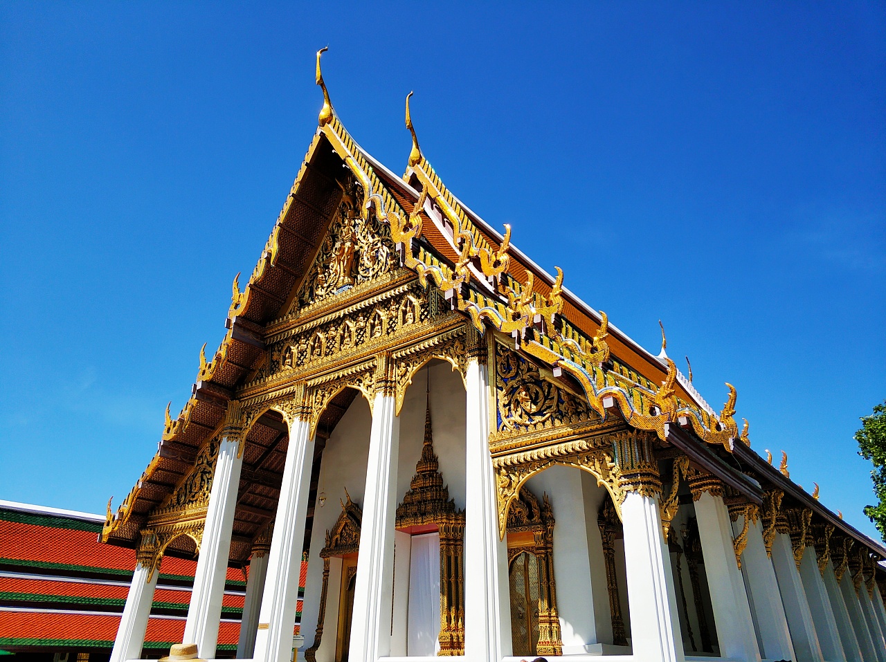 【携程攻略】曼谷大皇宫景点,大皇宫的门票是泰国旅行中最贵的了，10月8号去的，人很多。但是到了…