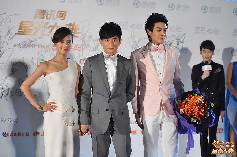 2012第六届腾讯网星光大典-KV主视觉设计+舞台设计（图ZMzI2NDI3MTI=） - 舞台美术 - 站酷设计师杀猪菜原创素材 - 站酷ZCOOL