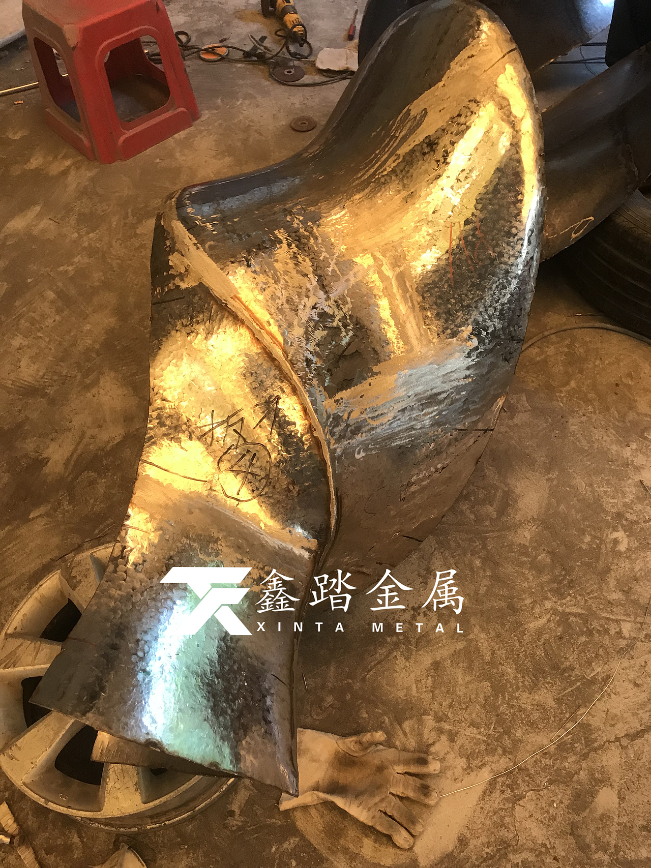 手工锻造双曲面不锈钢雕塑、镜面不锈钢“大拇指”雕塑