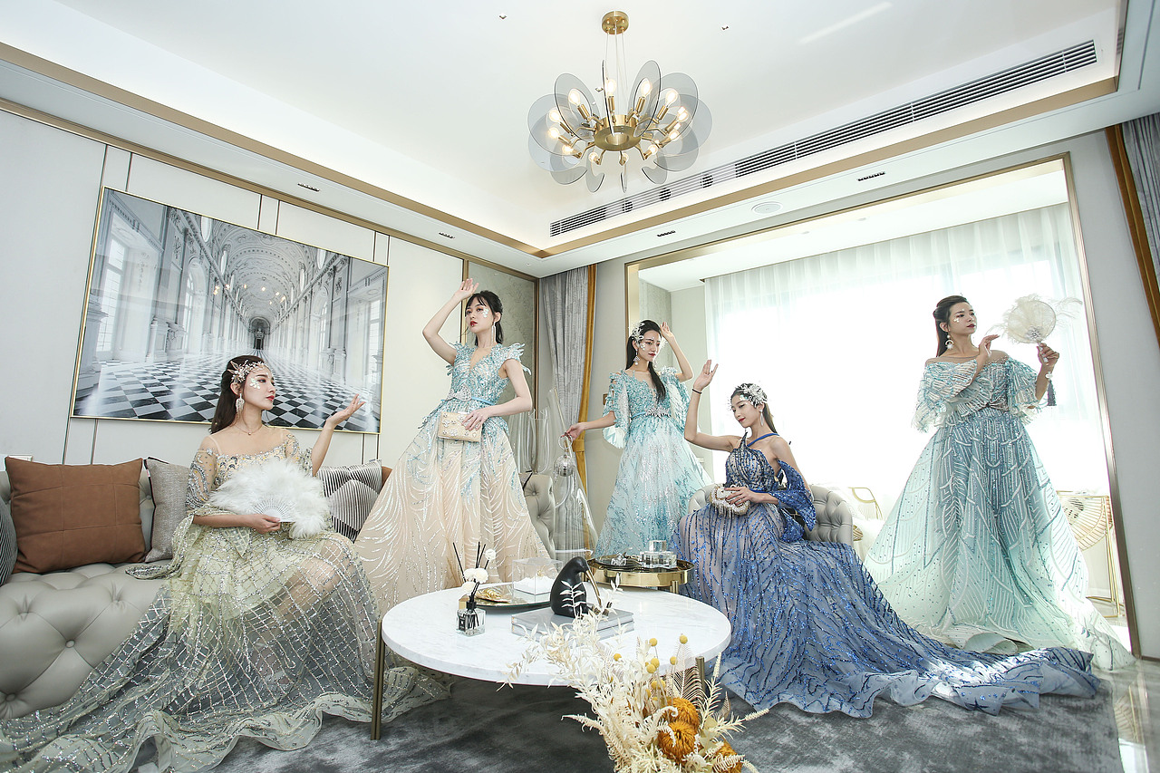 样板间模特摆拍