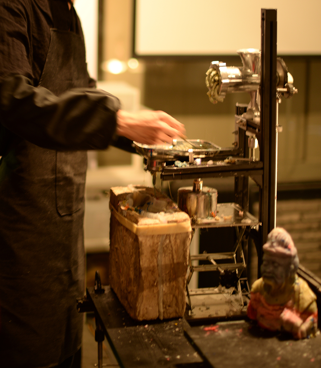 《敬神：生产背后的尊崇与鄙弃》（图ZODM2OTA0OTY=） - 实验艺术 - 站酷设计师旁一原创素材 - 站酷ZCOOL