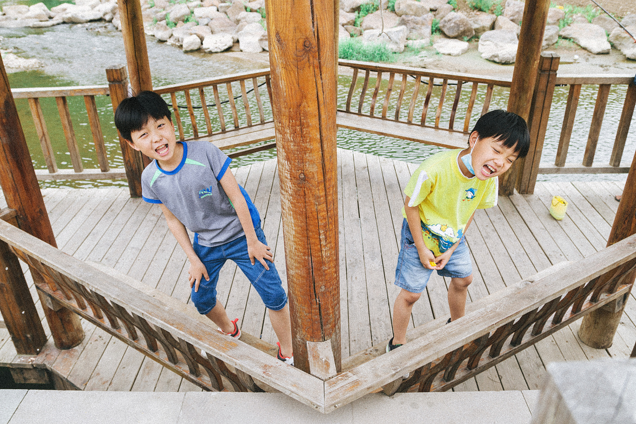 河边漫步（清）