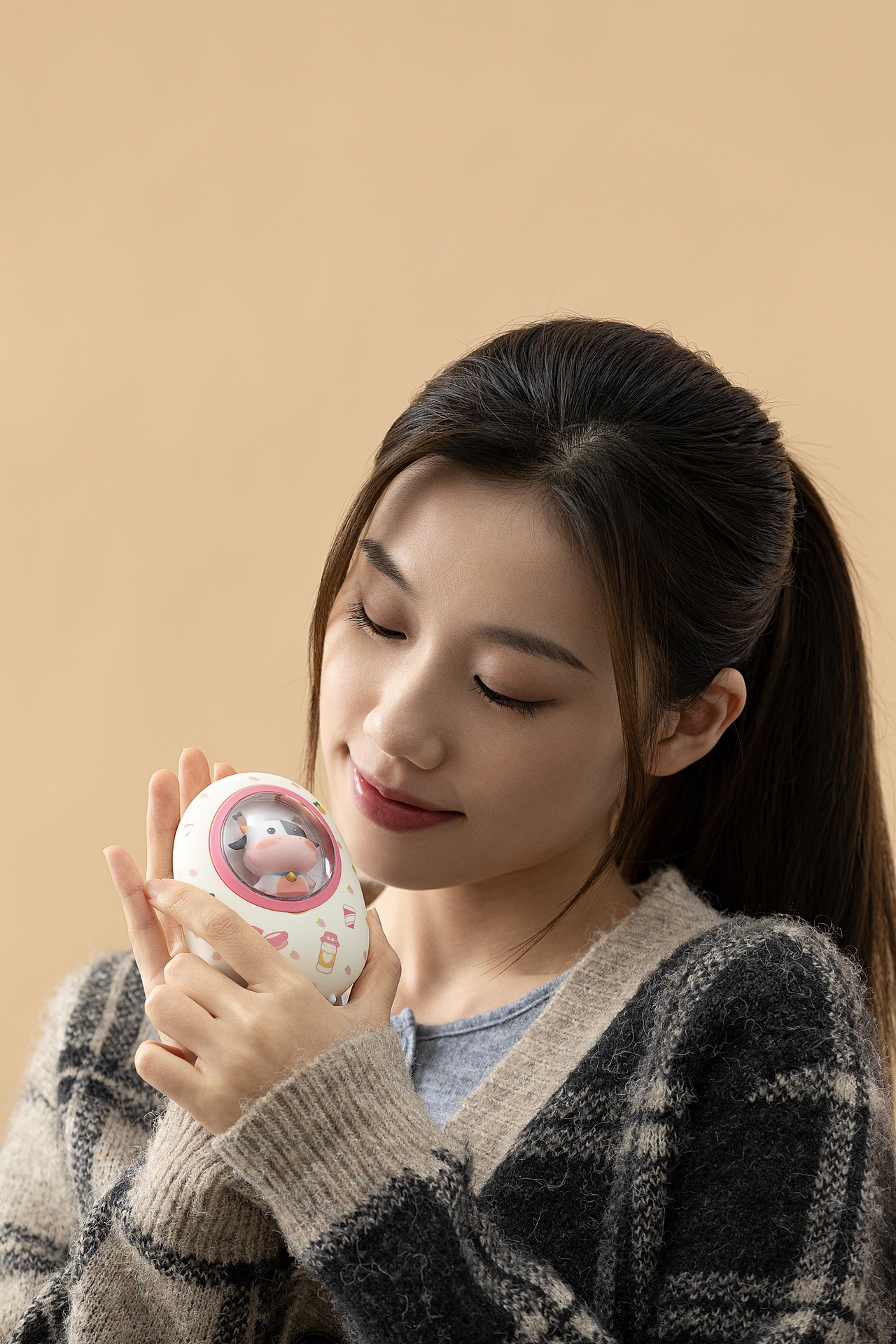 品牌素材丨黄油猫暖手宝 充电宝模特图（图ZMjY4NDU1NDgw） - 产品摄影 - 站酷设计师白底图原创素材 - 站酷ZCOOL