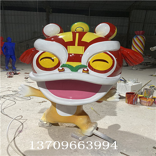 新年舞狮队形象玻璃钢卡通狮子雕塑造型为楼盘装饰