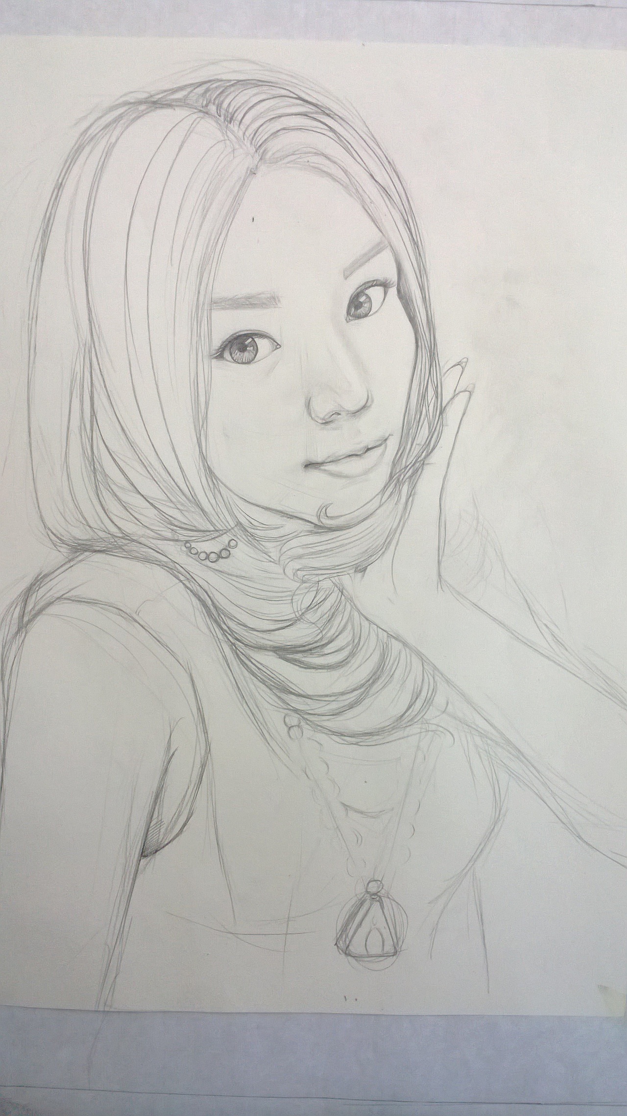 首先参考图是照片,打铅笔稿,打完形后,再深刻画入。抓住五官特点,以线条为主。不用打调子。如果需要的话,可以打点调子来标记颜色分明。