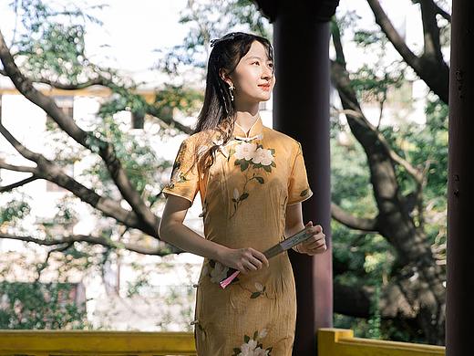 仰着头，向上生长. 中山旗袍艺术照 