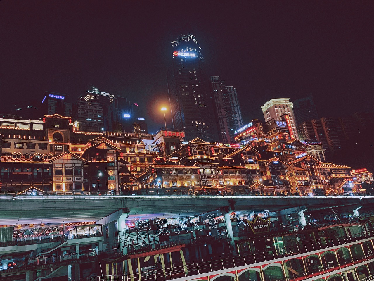 霓虹灯下的重庆