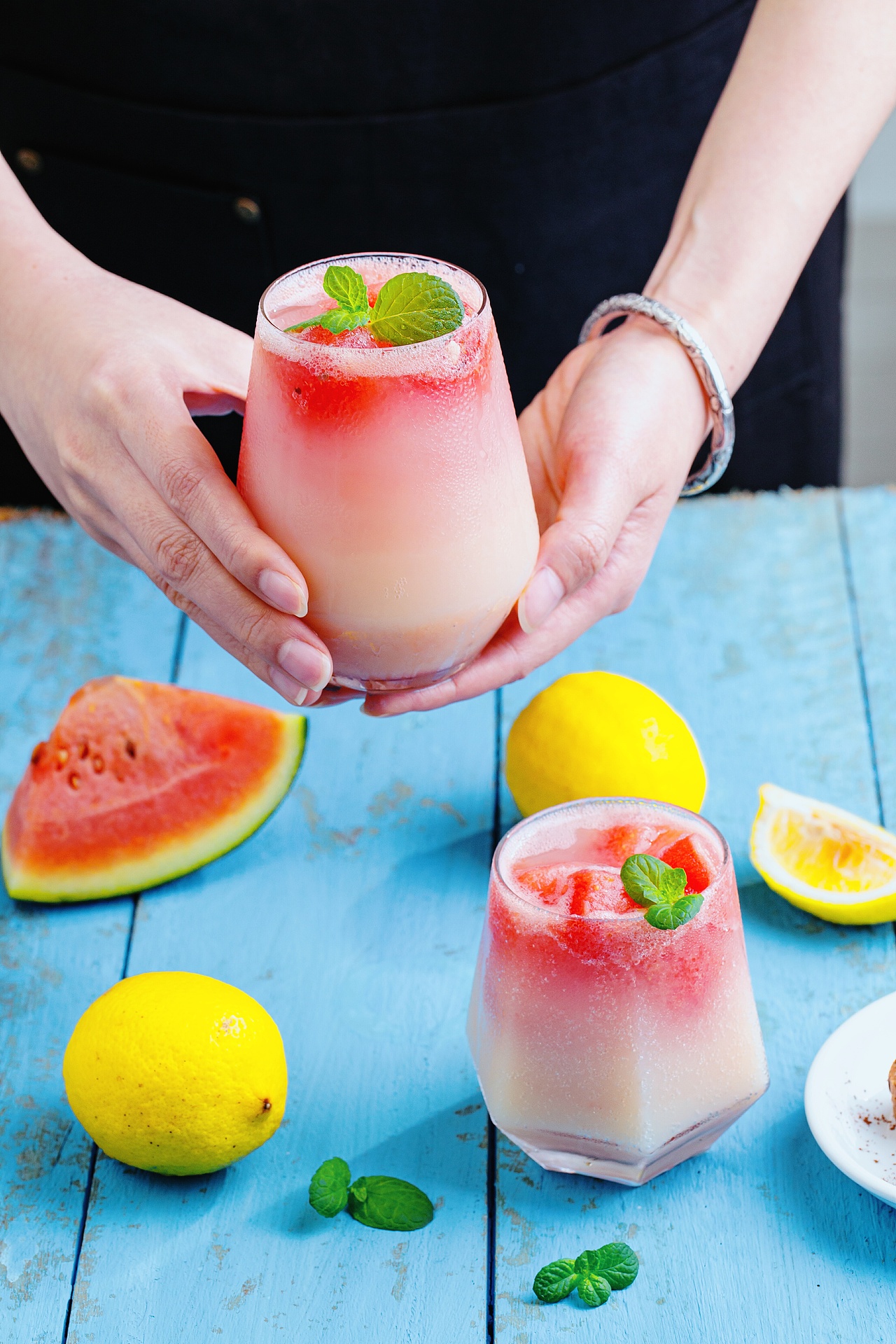 立夏西瓜正甘甜 徒手开瓜做特饮 红红火火恍恍惚惚