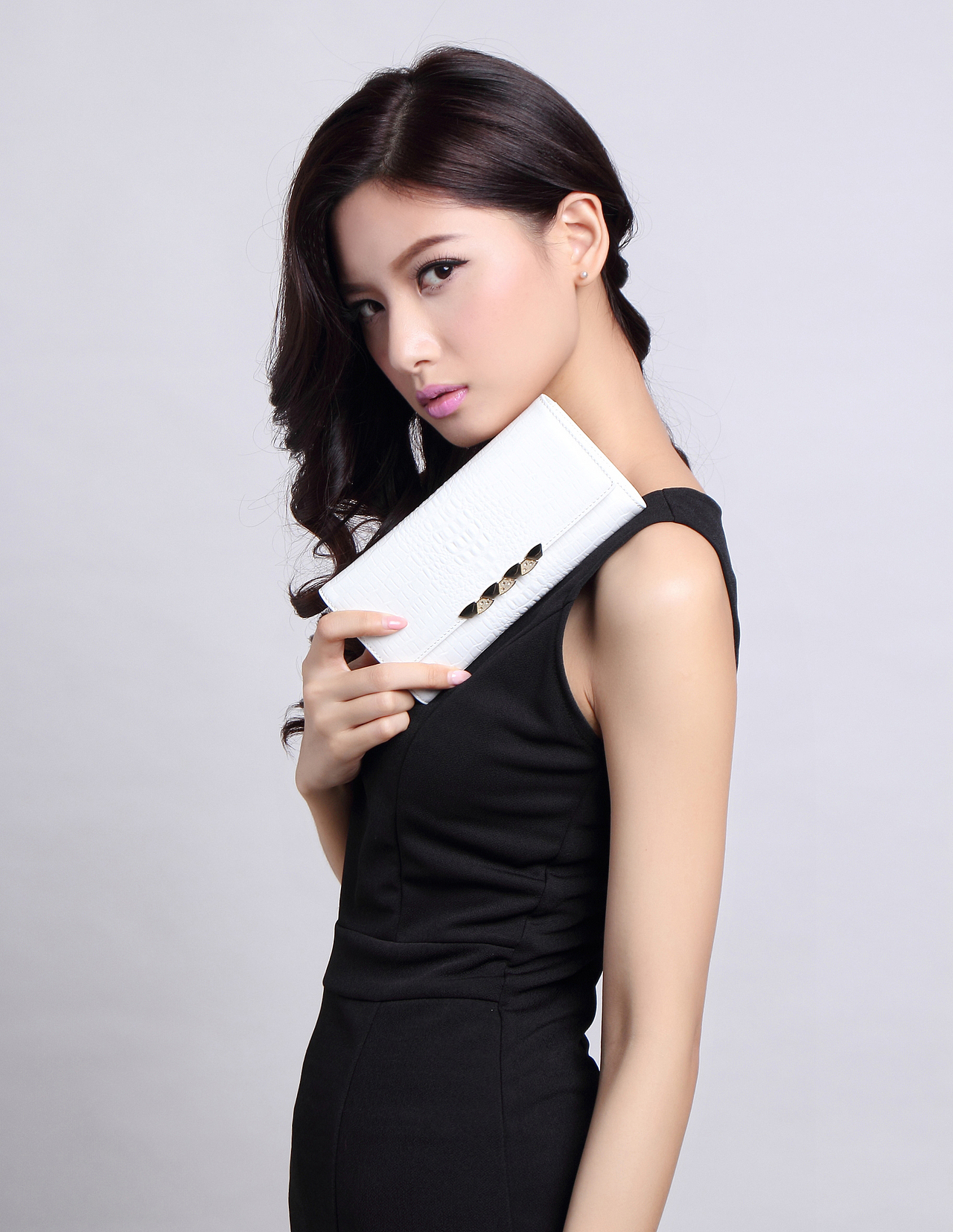 女手包钱真皮包模特拍照 广州皮具摄影 淘宝包包模特拍照（图ZNTc2Mjc1Mjg=） - 产品摄影 - 站酷设计师广州古斯广告原创素材 - 站酷ZCOOL