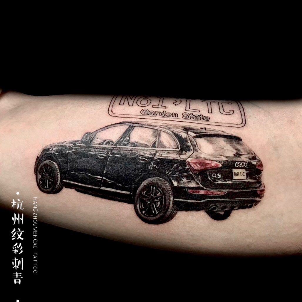 来自杭州萧山的哥们小臂写实汽车纹身图案