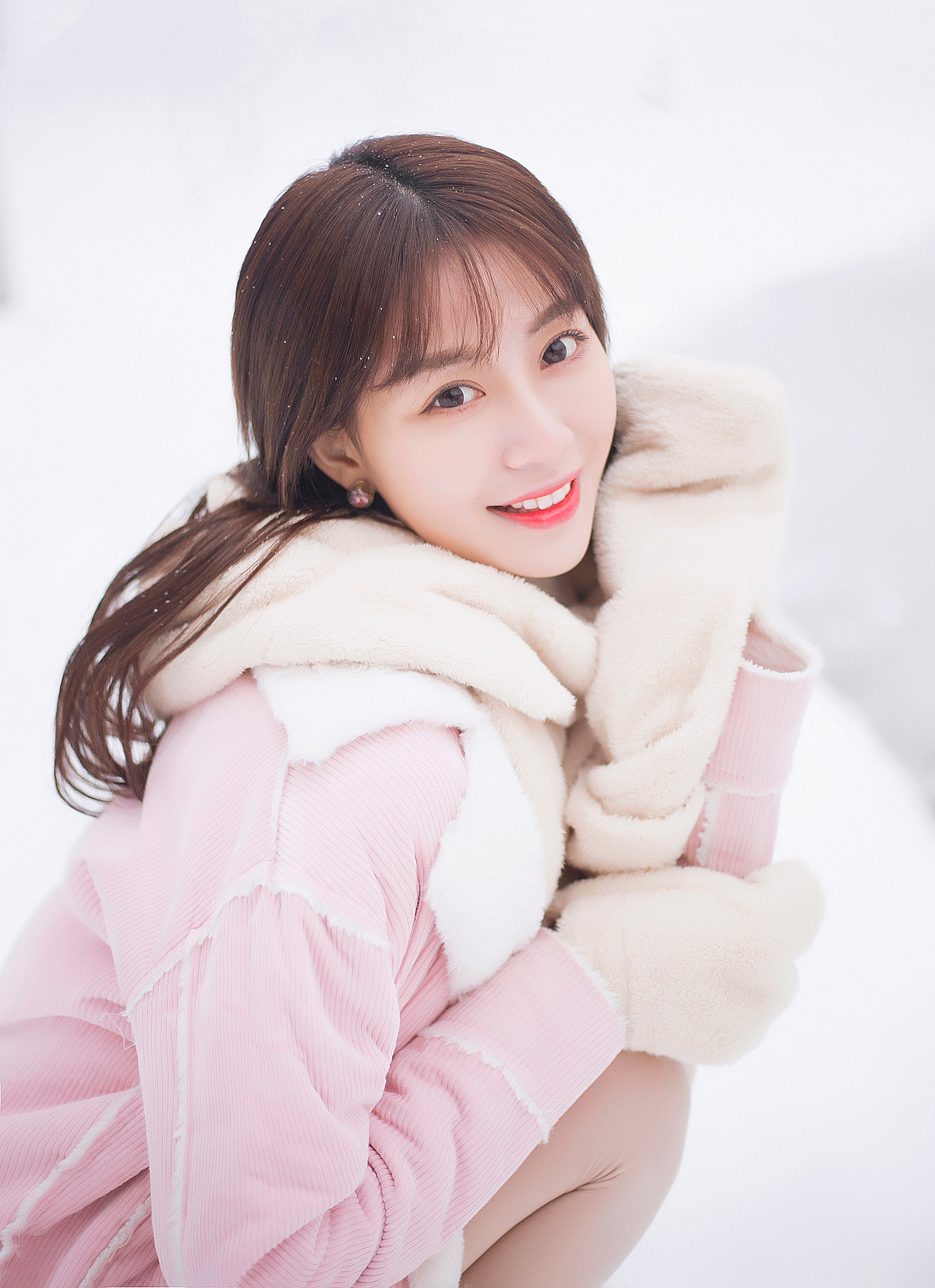 她踏雪而来