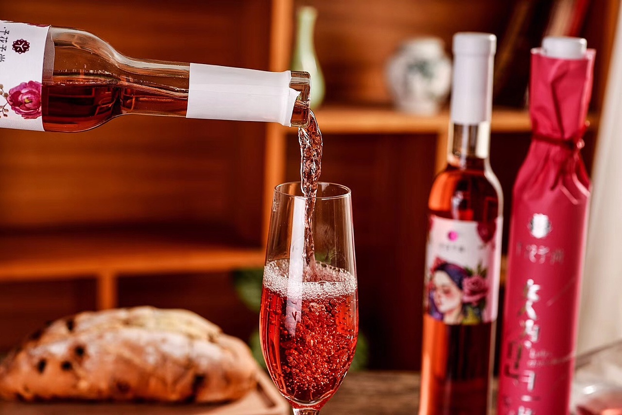 玫瑰鲜花酒包装插画设计予花予尚